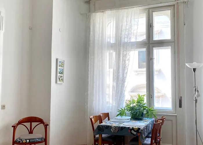 Sunny Apartment Near The Castle